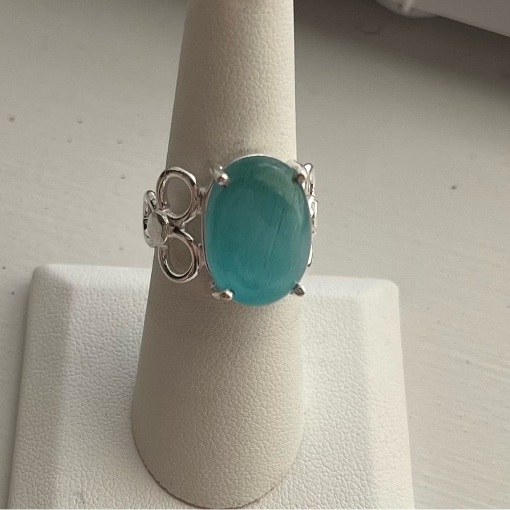 Carribean blue stone ring. Marked 925 in band